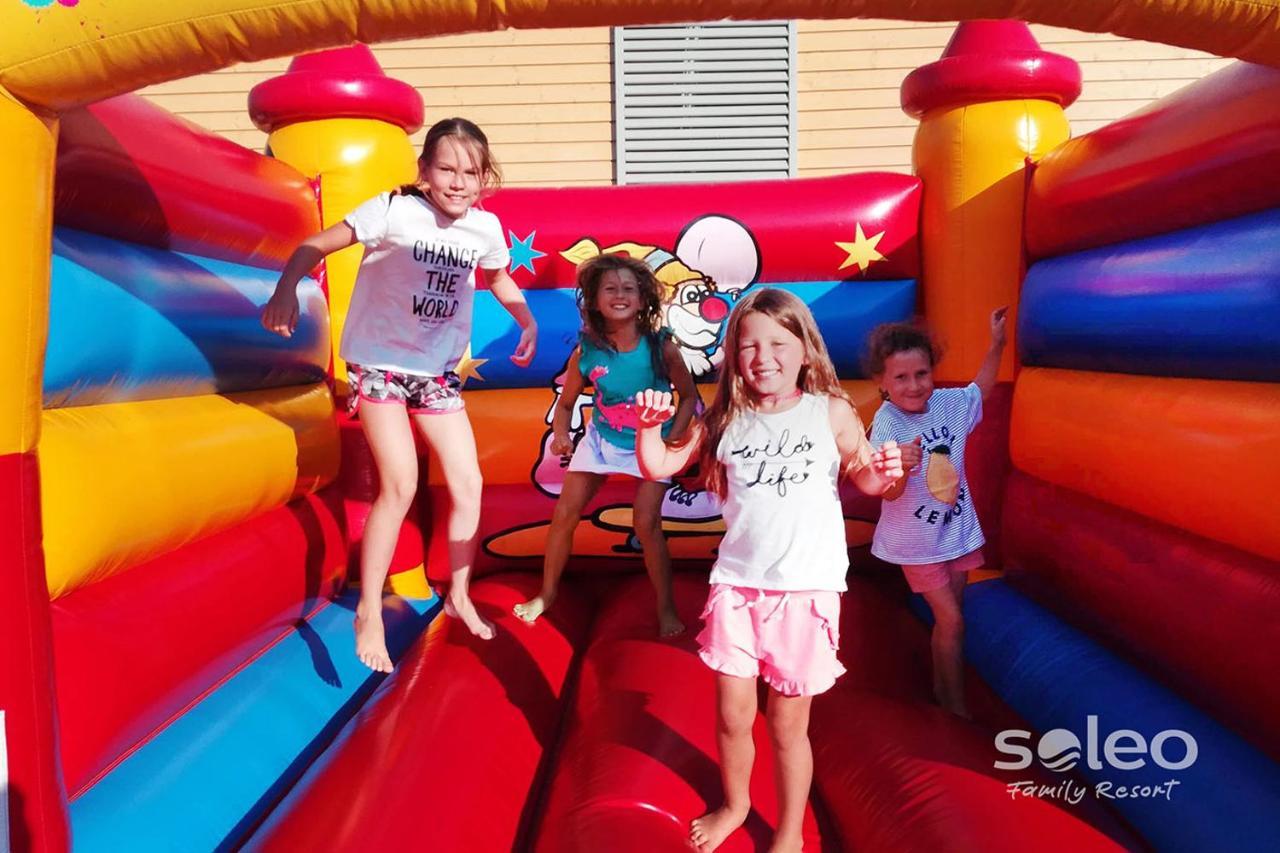 Soleo Family Resort - Domki 3 Min Od Morza - 3 Baseny, 4 Jacuzzi, Sauna, Animacje, Malpi Gaj, 3 Sale Zabaw, 4 Place Zabaw, 2 Restauracje ريفال المظهر الخارجي الصورة